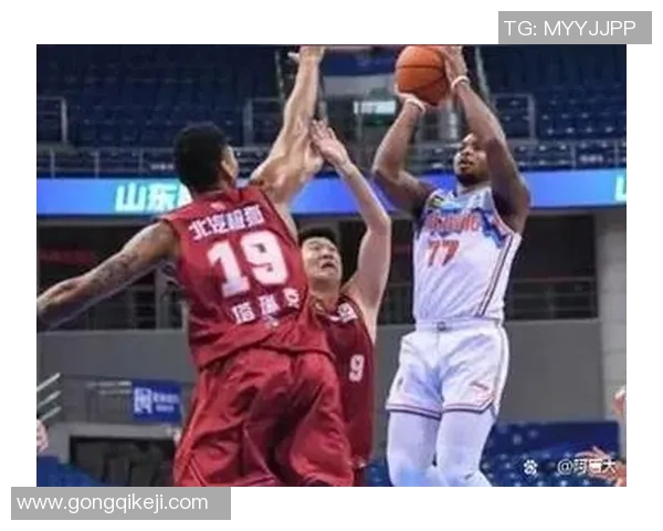 广州篮球队以79分领跑杯赛积分榜展现强大实力与竞争力